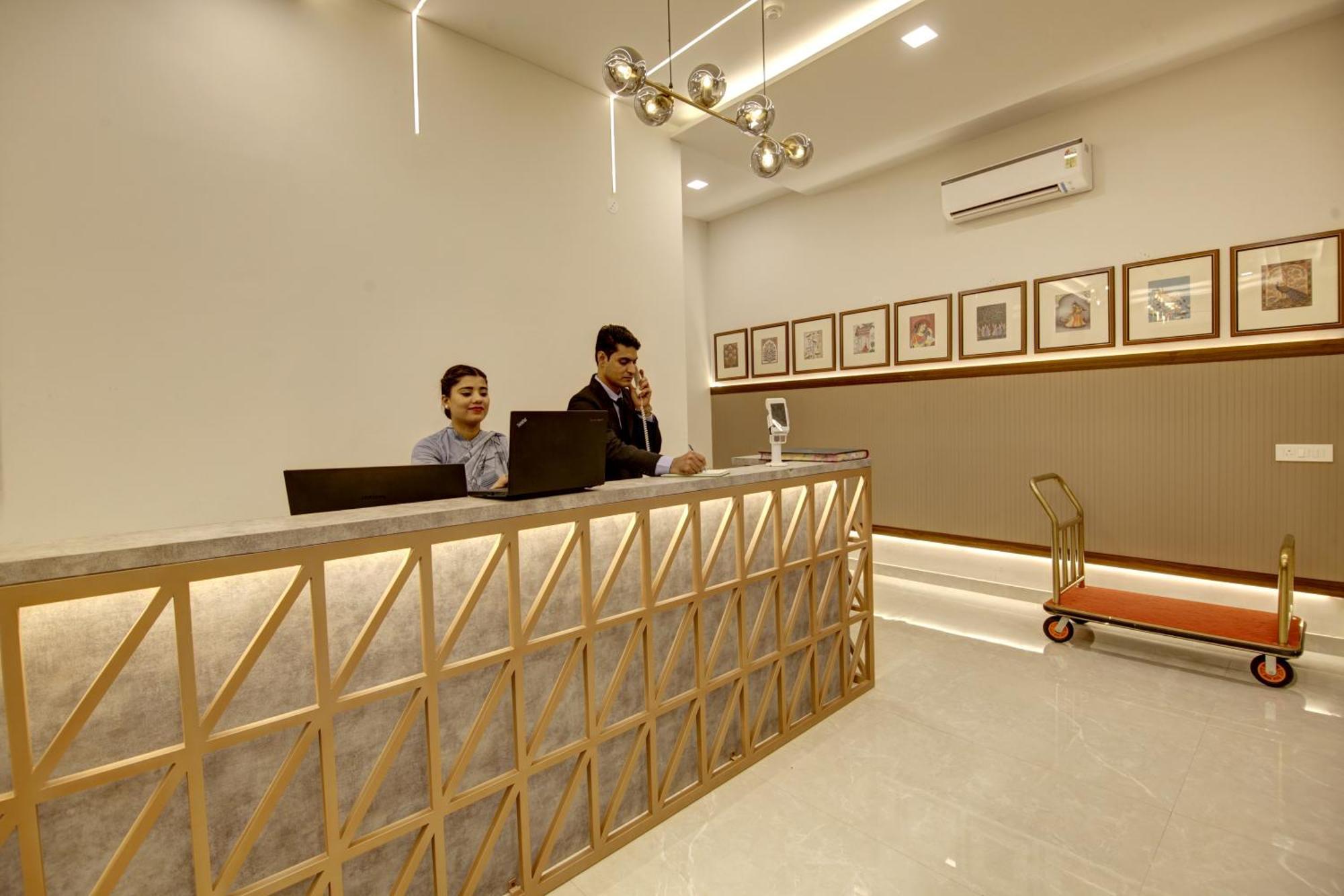 Hotel Saltstayz Premier - Golf Course Extension Road Gurgaon